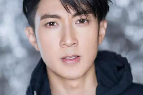 八字眉男生的魅力解析与时尚搭配秘诀 八字眉男生的魅力解析与时尚搭配秘诀