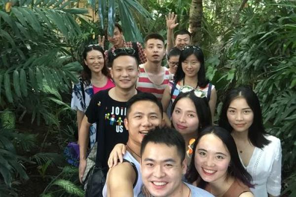 三人群:从相识到默契无间的旅程 三人群:从相识到默契无间的旅程